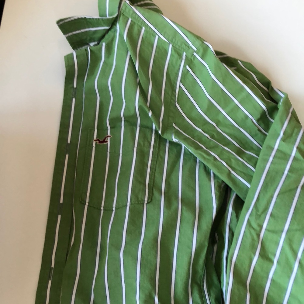 Green Hollister ☘️shirt - Picture 3 of 6